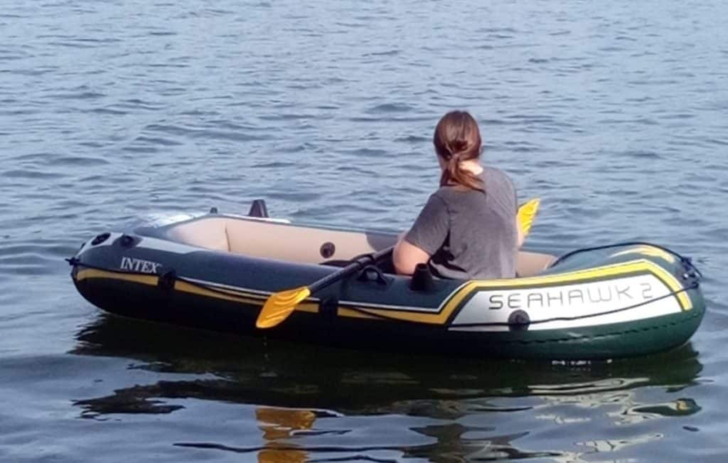 Ein Schlauchboot kaufen war die richtige Entscheidung für mich. Ich mit dem Boot auf einem See.