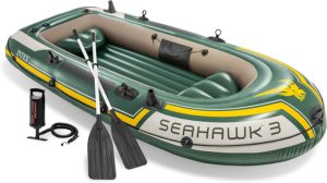 Schlauchboot Modell Seahawk 3 mit Paddeln und Luftpumpe vor weißem Hintergrund